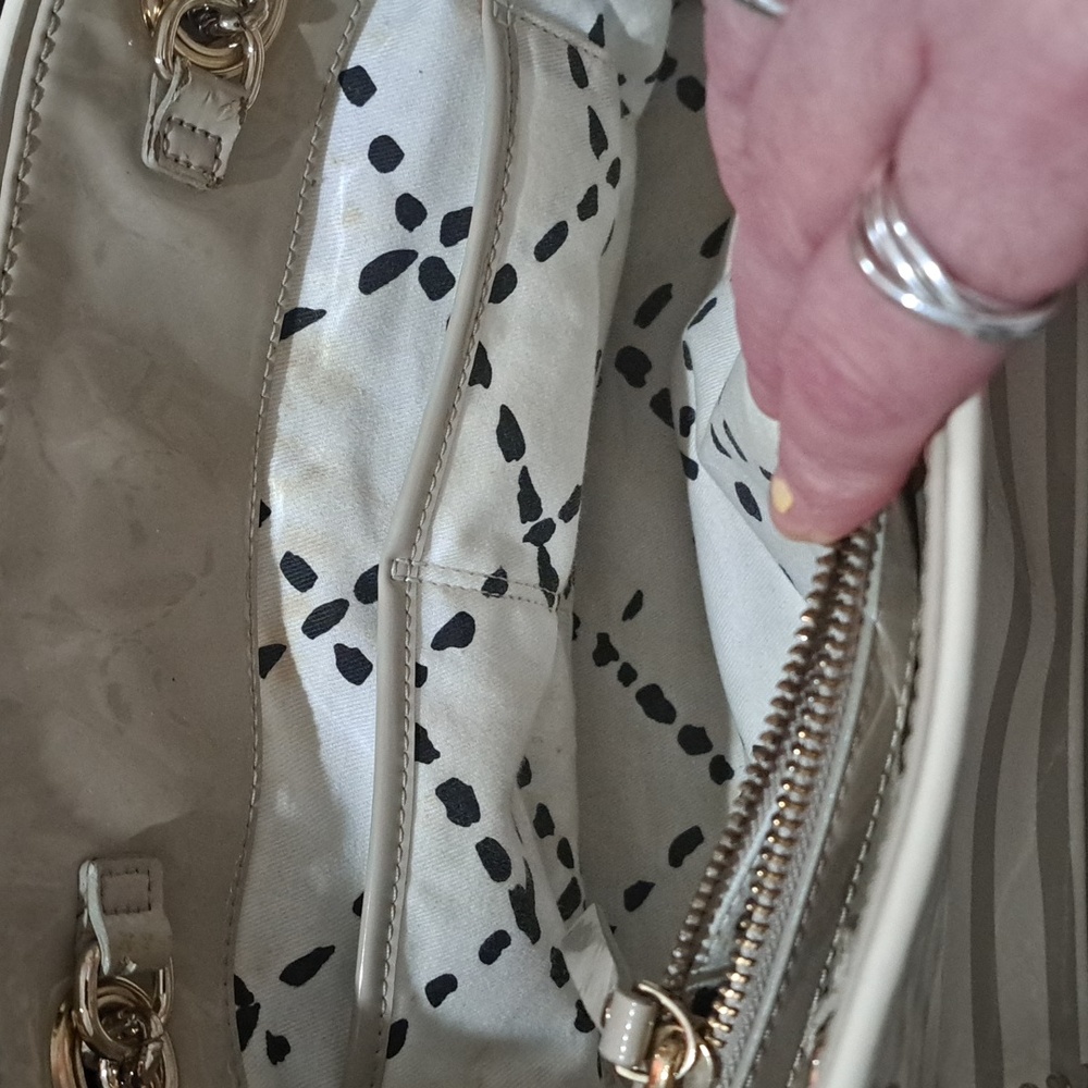 Kate Spade Elegant Beige Striped patent leather Handbag - Picture 9 of 10